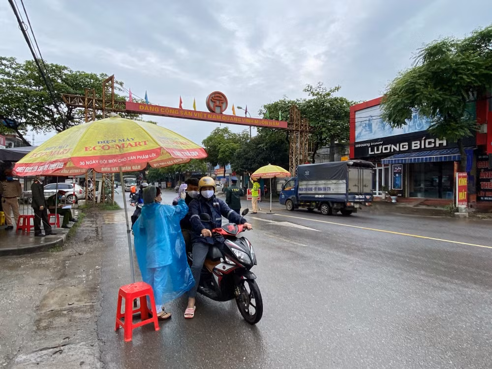 Chốt kiểm soát dịch 23 nằm tại Quốc lộ 18 - lối xuống Quốc lộ 3 thuộc huyện Sóc Sơn (Hà Nội) chiều từ nội thành ra ngoại thành. Ảnh: kinhtedothi.vn