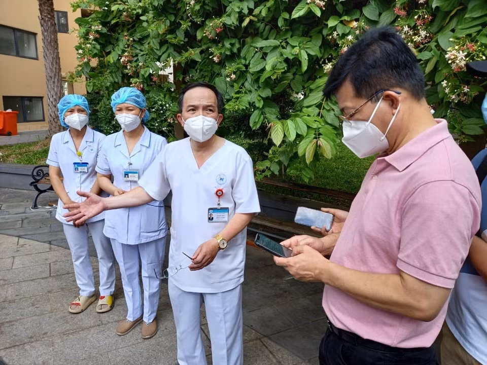 PGS.TS Đỗ Kim Quế (thứ 2 từ bên phải) nói về công tác tiếp nhận, điều trị. Ảnh: Bộ Y tế