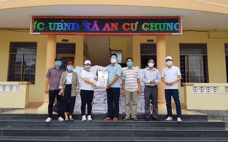Hội Nhà báo Phú Yên phối hợp Công ty TNHH Sản xuất và Thương mại Hoàng Long Vina tổ chức trao 20,5 tấn gạo để chống dịch. Ảnh: Trình Kế