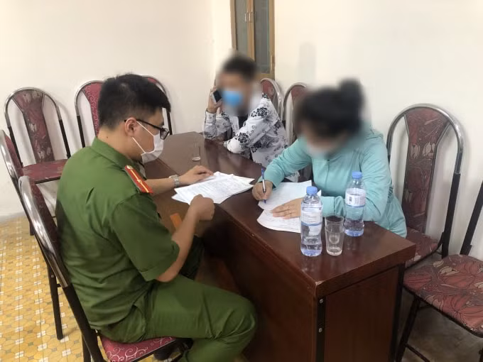 Lập biên bản trường hợp vi phạm. Ảnh: CAHN