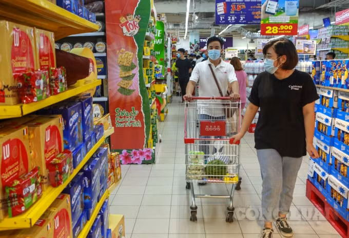 Nhiều người dân cho hay, mỗi ngày đều đến siêu thị mua hàng thiết yếu sử dụng trong ngày, không cần phải mua về tích trữ vì hàng hóa luôn có sẵn.