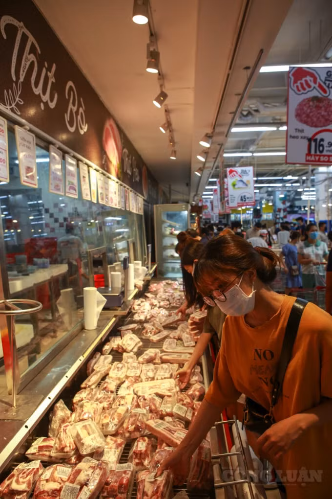 Các gian hàng thịt đầy ắp hàng.