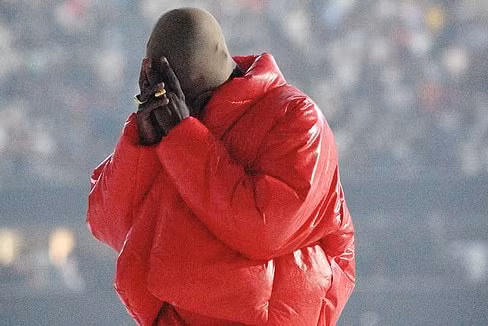 Kanye West khóc giữa lúc bài hát nói về cuộc hôn nhân đổ vỡ của anh vang lên.