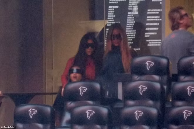 Kim Kardashian đưa các con đến ủng hộ bố trong lặng lẽ.