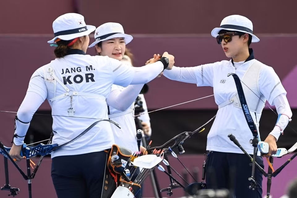 Nữ cung thủ An San (ngoài cùng bên phải) có huy chương vàng Olympic thứ hai trong lần đầu tham dự. Ảnh: Getty