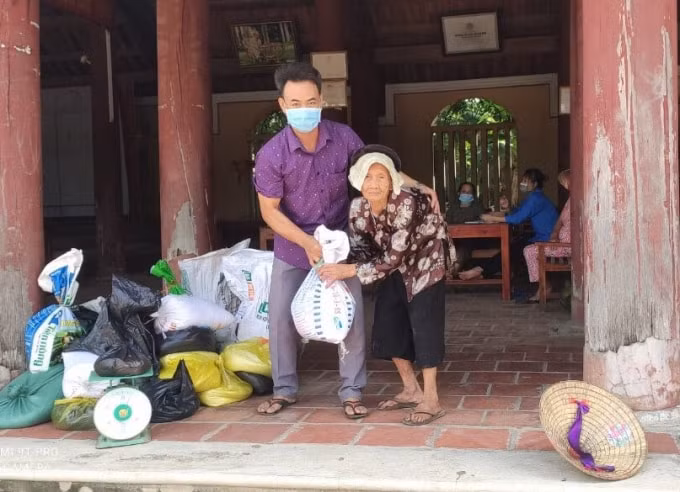 Cụ bà Hoàng Thị Nhâm, 101 tuổi tại Thanh Hóa ủng hộ gạo cho đồng bào đang gặp khó khăn vì dịch bệnh tại thành phố Hồ Chí Minh được cộng đồng mạng chia sẻ đã làm rất nhiều người xúc động. Ảnh: Anh Tuân