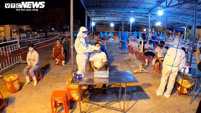 Ngành y tế Đà Nẵng khẩn trương lấy mẫu xét nghiệm COVID-19 tại chuỗi lây nhiễm âu thuyền-cảng cá Thọ Quang. Ảnh: VTC