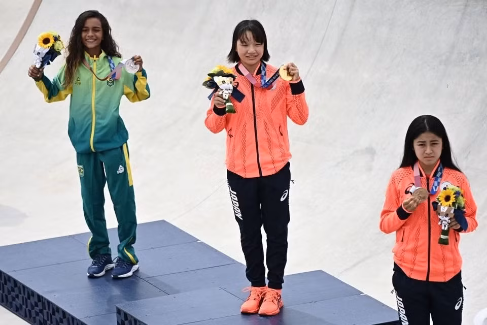 Momiji Nishiya (giữa) trở thành nữ vận động viên đầu tiên giành HCV Olympic ở nội dung trượt ván. Ảnh: Getty
