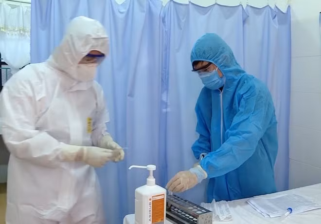 Hình ảnh nhân viên y tế tỉnh Ninh Bình lấy mẫu xét nghiệm SARS-CoV-2. Ảnh: dantri