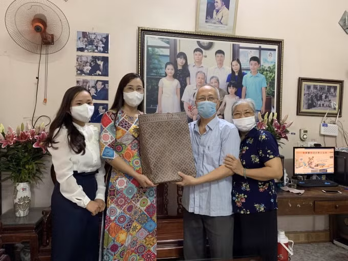 Đồng chí Triệu Thị Thanh Bình thăm hỏi, tặng quà nhà báo thương binh Vũ Quang Đồng, nguyên Phó Tổng Biên tập Báo Vĩnh Phúc