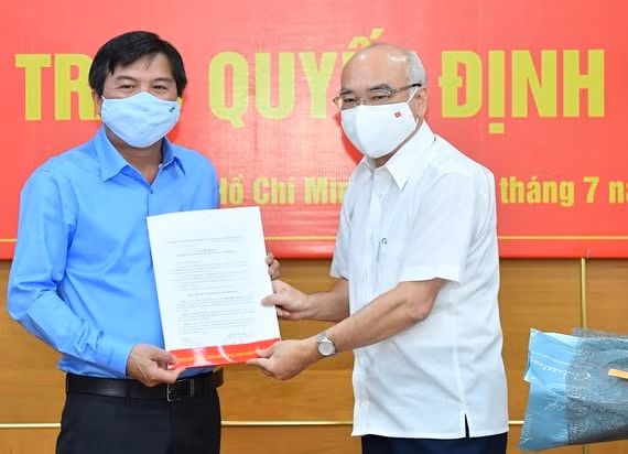 Trưởng Ban Tuyên Giáo Thành ủy TP.HCM Phan Nguyễn Như Khuê trao quyết định cho ông Tăng Hữu Phong. Ảnh:&nbsp;Việt Dũng/SGGP.