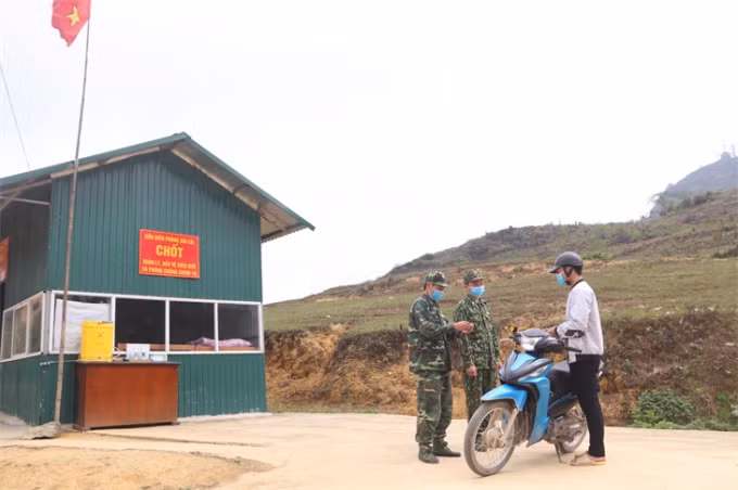 Cán bộ, chiến sĩ trên chốt phòng, chống dịch COVID-19 của Đồn Biên phòng Xín Cái, Hà Giang.