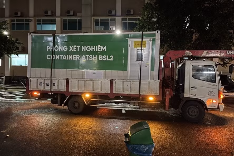 Hình ảnh xe xét nghiệm lưu động SARS-CoV-2. Ảnh: laodong.vn