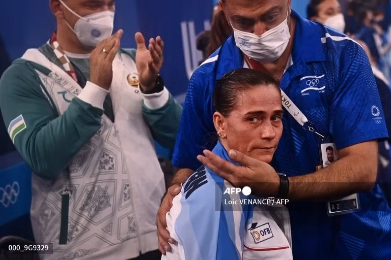 Sau phần thi đấu tại Olympic Tokyo 2020, nữ vận động viên Oksana Chusovitina bật khóc. Ảnh: AFP