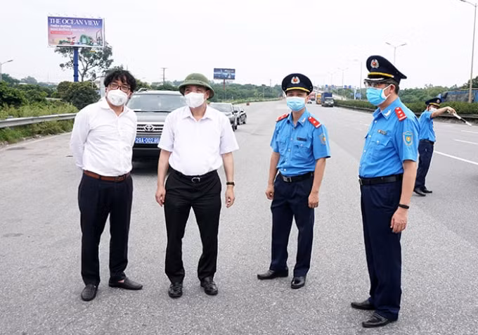 Chủ tịch UBND thành phố khảo sát đoạn đường từ chốt kiểm soát số 5, cầu Phù Đổng (huyện Gia Lâm) đến lối đi vào Thành phố ở Lĩnh Nam (quận Hoàng Mai) . Ảnh: HNP