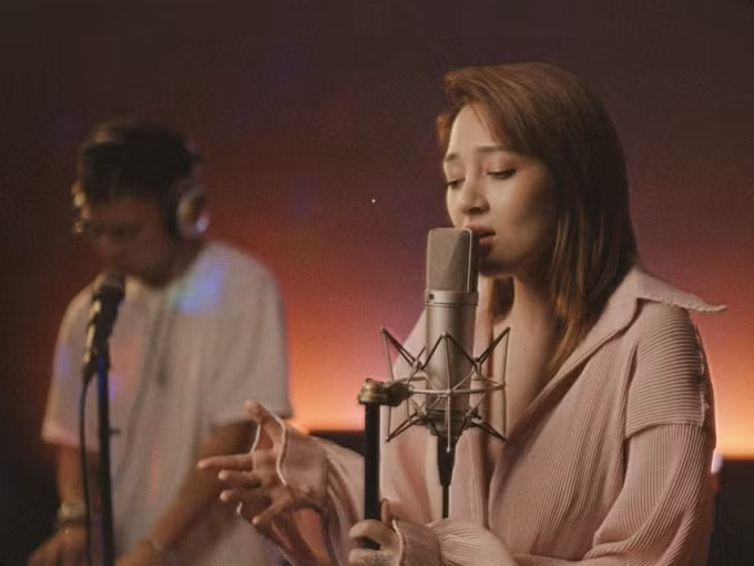 Bảo Anh cũng chọn thể loại cover này để giữ tên tuổi của mình thời gian không có show diễn. Cô hát tròn trịa, giàu cảm xúc.