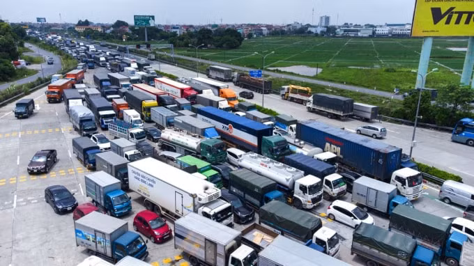 Tình trạng ùn tắc giao thông phổ biến tại các cửa ngõ ra vào các địa phương khi áp dụng các quy định phòng chống dịch bệnh Covid-19 mỗi nơi một khác.