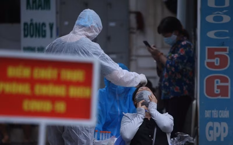 Hình ảnh nhân viên y tế lấy mẫu xét nghiệm cho người dân liên quan đến nhà thuốc Đức Tâm. Ảnh: minh họa