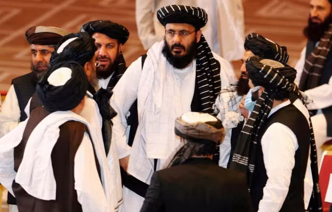 Các đại biểu Taliban phát biểu trong cuộc hội đàm giữa chính phủ Afghanistan và quân nổi dậy ở Doha, Qatar, vào ngày 12 tháng 9 năm 2020 - Ảnh: Reuters