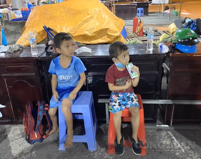 2 cháu bé đi lạc được công an đưa về chăm sóc