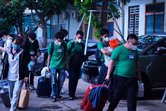 Các tình nguyện viên lên đường đến địa điểm được phân bổ công tác.