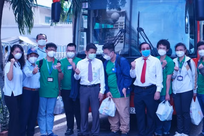 Lãnh đạo Trung tâm Cấp cứu 115 TP. HCM và Trường ĐH Y khoa Phạm Ngọc Thạch cùng các tình nguyện viên trước giờ xuất quân.