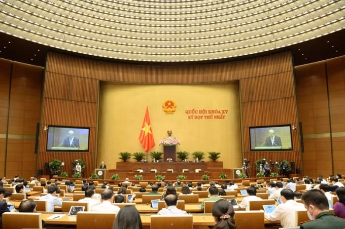 Quang cảnh phiên họp thông qua Nghị quyết.