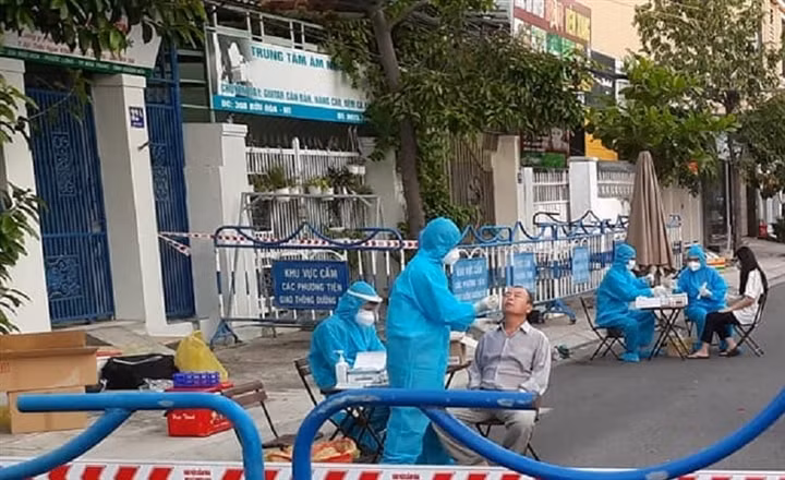 Ngành Y tế Khánh Hòa lấy mẫu xét nghiệm người dân liên quan ca mắc Covid-19. Ảnh: minh họa
