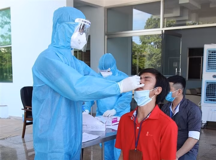 Nhân viên y tế lấy mẫu xét nghiệm Covid-19 tầm soát cho người dân. Ảnh: minh họa
