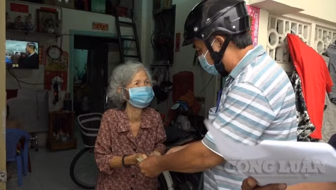 Cán bộ Phòng Lao động, Thương bình và Xã hội TP. Sa Đéc đến nhà trao tiền hỗ trợ cho người bán vé số - Nguồn: Trúc Nguyên