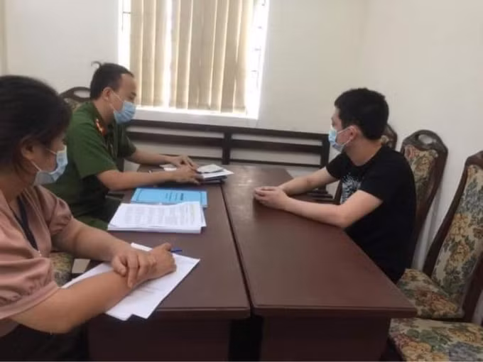Lực lượng chức năng làm việc với đối tượng.