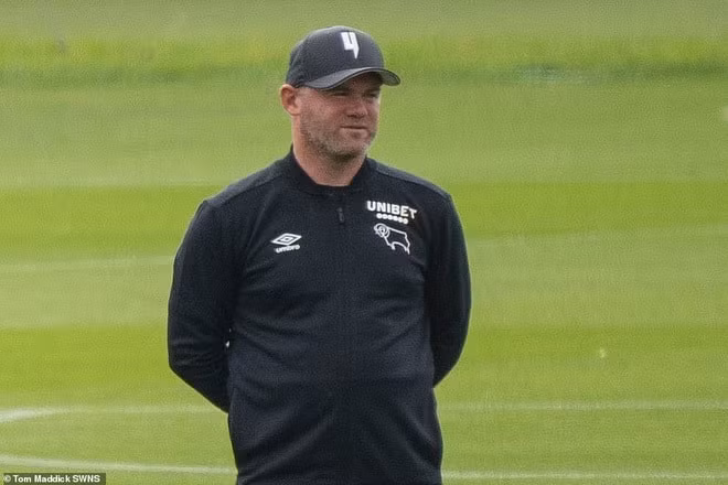 HLV Rooney có pha vào bóng quá đà khiến học trò dính chấn thương nặng. Ảnh: internet