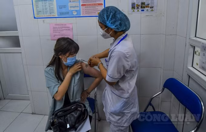 Người dân hoàn toàn yên tâm khi tiêm vắc xin phòng COVID-19.