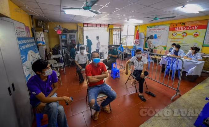 Ghi nhận trong sáng 28/7, tại điểm tiêm vắc xin Trạm y tế phường Ngọc Khánh (quận Ba Đình, Hà Nội) cũng có rất đông người dân đã đến đây khám sáng lọc để được tiêm vắc xin.