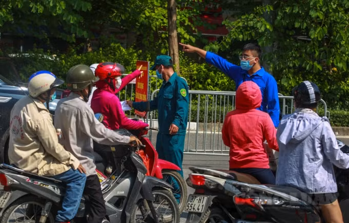 Trong trường hợp người điều khiển phương tiện không trình được giấy tờ theo yêu cầu, lực lượng chức năng sẽ yêu cầu quay đầu, giảm nguy cơ lây nhiễm COVID-19 trong nội thành.