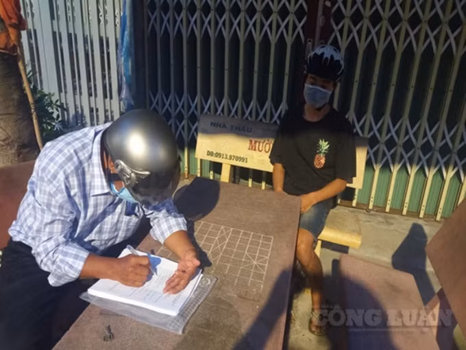 Nhiều trường hợp ra đường với lí do không quá cấp thiết, bị xử phạt