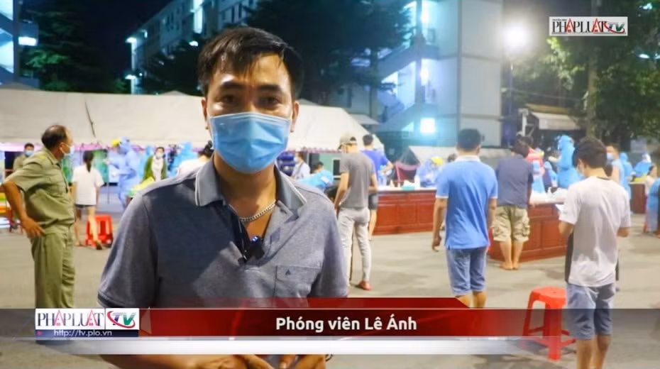 Nhà báo Lê Ánh - Báo điện tử Pháp Luật thành phố Hồ Chí Minh (thường trú Bình Dương) tác nghiệp tại khu vực lấy mẫu xét nghiệm Covid-19. Ảnh: NVCC