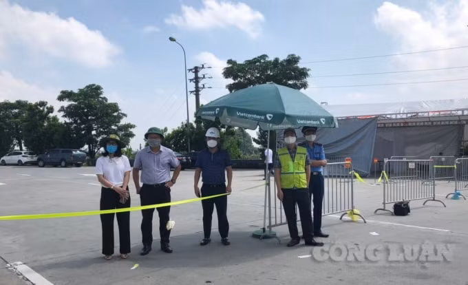 Đoàn công tác của Bộ GTVT kiểm tra việc phòng chống dịch COVID-19 tại chốt kiểm soát tuyến cao tốc Pháp Vân - Cầu Ghẽ và cầu Phù Đổng trong ngày đầu tiên Hà Nội thực hiện giãn cách xã hội theo Chỉ thị 16