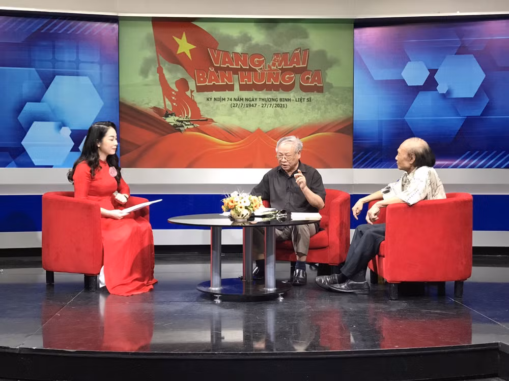 Giao lưu với nhà báo Trần Đức Nuôi, nguyên biên tập viên Đài Phát thanh Giải Phóng và nhà báo - Nhạc sĩ Đoàn Bổng cán bộ biên tập âm nhạc cho Đài Phát thanh Giải phóng. Ảnh: Sơn Hải