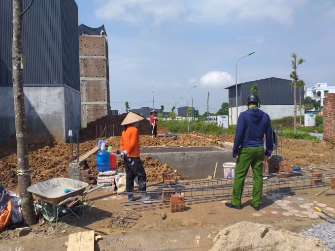 Ngày 24/7, lực lượng chức năng kiểm tra, nhắc nhở tại các công trình xây dựng không cấp bách