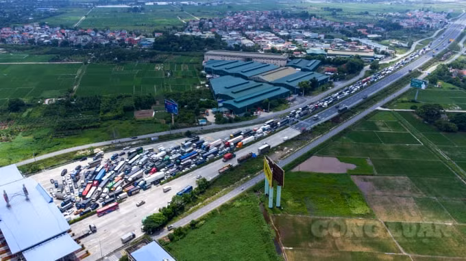 Ùn ứ kéo dài trước chốt kiểm soát dịch, hầu hết các phương tiện đều phải quay đầu xe vì không đủ điều kiện đi vào TP. Hà Nội.