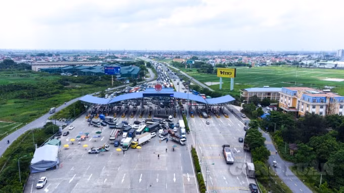Ghi nhận của PV vào trưa 24/7, tại chốt kiểm soát được đặt ở trạm thu phí Pháp Vân - Cầu Giẽ, hàng loạt phương tiện phải quay đầu xe, ùn ứ hơn 1km ngay trước lối vào trạm thu phí, chiều vào Hà Nội.