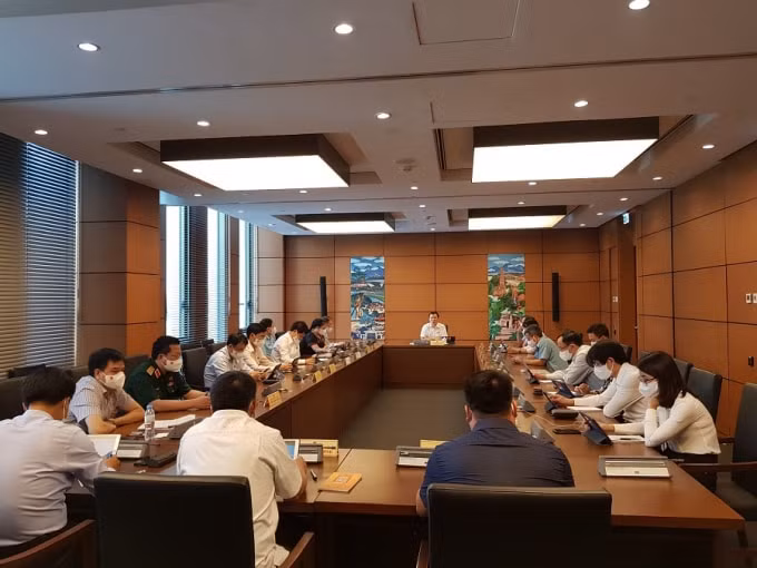 Cuối phiên họp buổi sáng của Quốc hội, các đại biểu tiến hành thảo luận ở tổ về kế hoạch đầu tư công trung hạn giai đoạn 2021-2025.