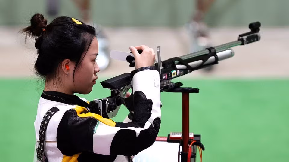 Vận động viên Qian mang tấm huy chương vàng đầu tiên cho đoàn thể thao Trung Quốc. Ảnh: Reuters
