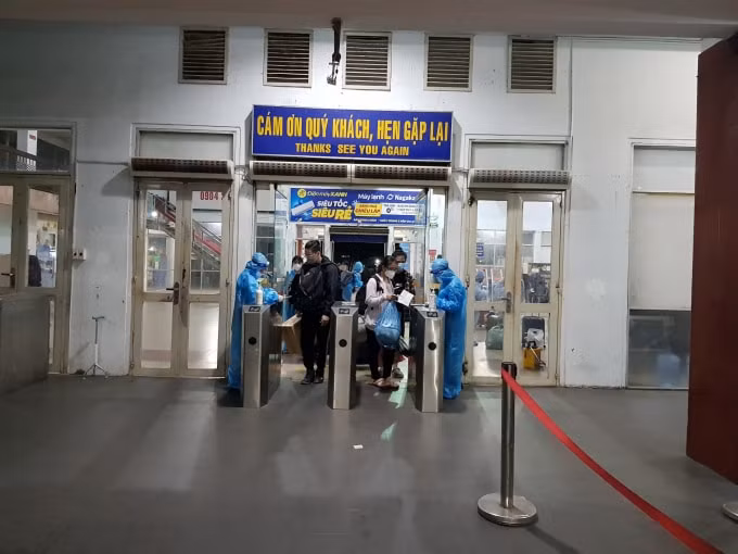 Để bảo đảm an toàn phòng chống dịch bệnh COVID-19, tàu SE14 chỉ đón hành khách tại 1 ga lên là Ga Sài Gòn và trả khách tại 1 ga xuống là Ga Yên Trung và không thực hiện việc đón, trả khách tại các ga dọc đường