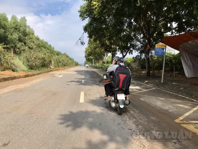 Nhiều bạn trẻ lựa chọn xe máy là phương tiện để trở về quê sau khi Thành phố Hà Nội thực hiện giãn cách xã hội bắt đầu từ 6h sáng ngày 24/7