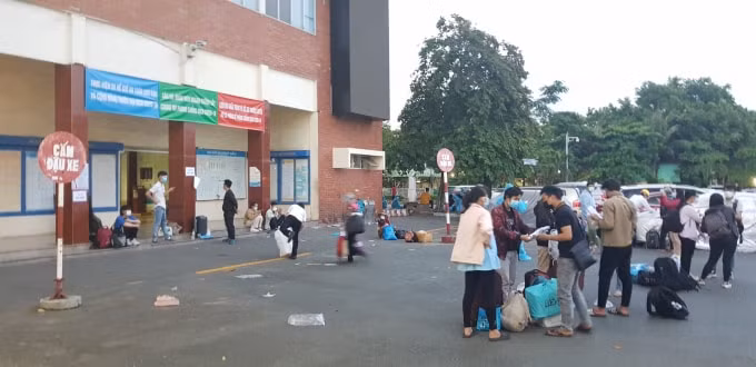 Tuy nhiên ngay từ sớm đã có nhiều hành khách là người Hà Tĩnh tới Ga Sài Gòn, háo hức chờ đợi chuyến tàu về quê hương