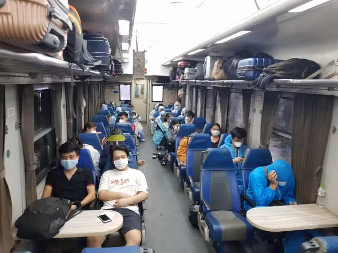 Hành khách đi tàu cần phải có giấy xét nghiệm COVID-19 âm tính trong vòng 72 giờ và khi về đến Ga Yên Trung sẽ được bố trí đi cách ly tập trung 14 ngày theo quy định