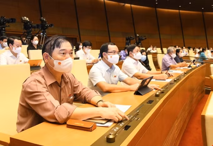 Các đại biểu Quốc hội biểu quyết thông qua Nghị quyết.