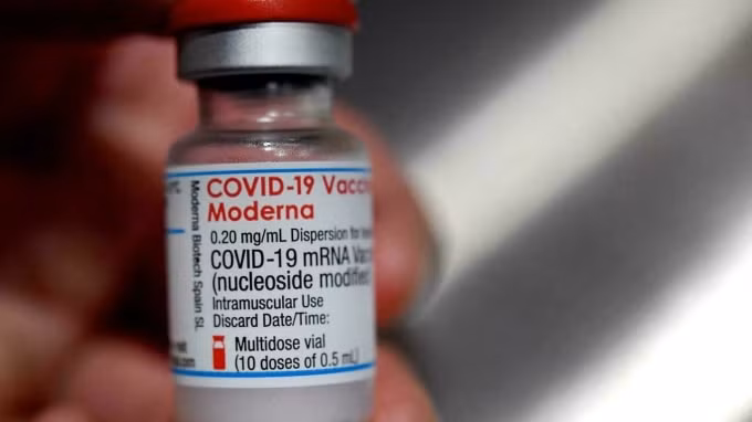 Ảnh chụp một quan chức y tế cầm một lọ vắc-xin Moderna Covid-19 ở Quimper, miền Tây nước Pháp. © Fred Tanneau, AFP